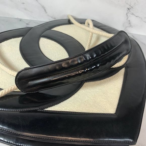 โโ CHANEL 09C Heart Bag CC Patent Terry Ocean Drive Shoulder Handbag Black/White - Picture 9 of 16